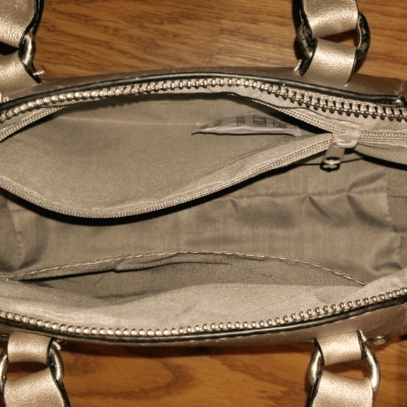 Adorable gold Handbag NWOT - Picture 4 of 6
